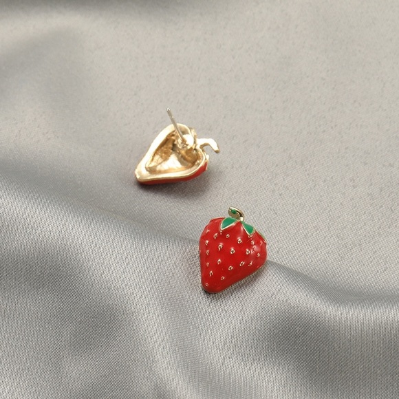 Enamel strawberry stud earrings gold BEAUTIFUL NEW - Picture 6 of 10